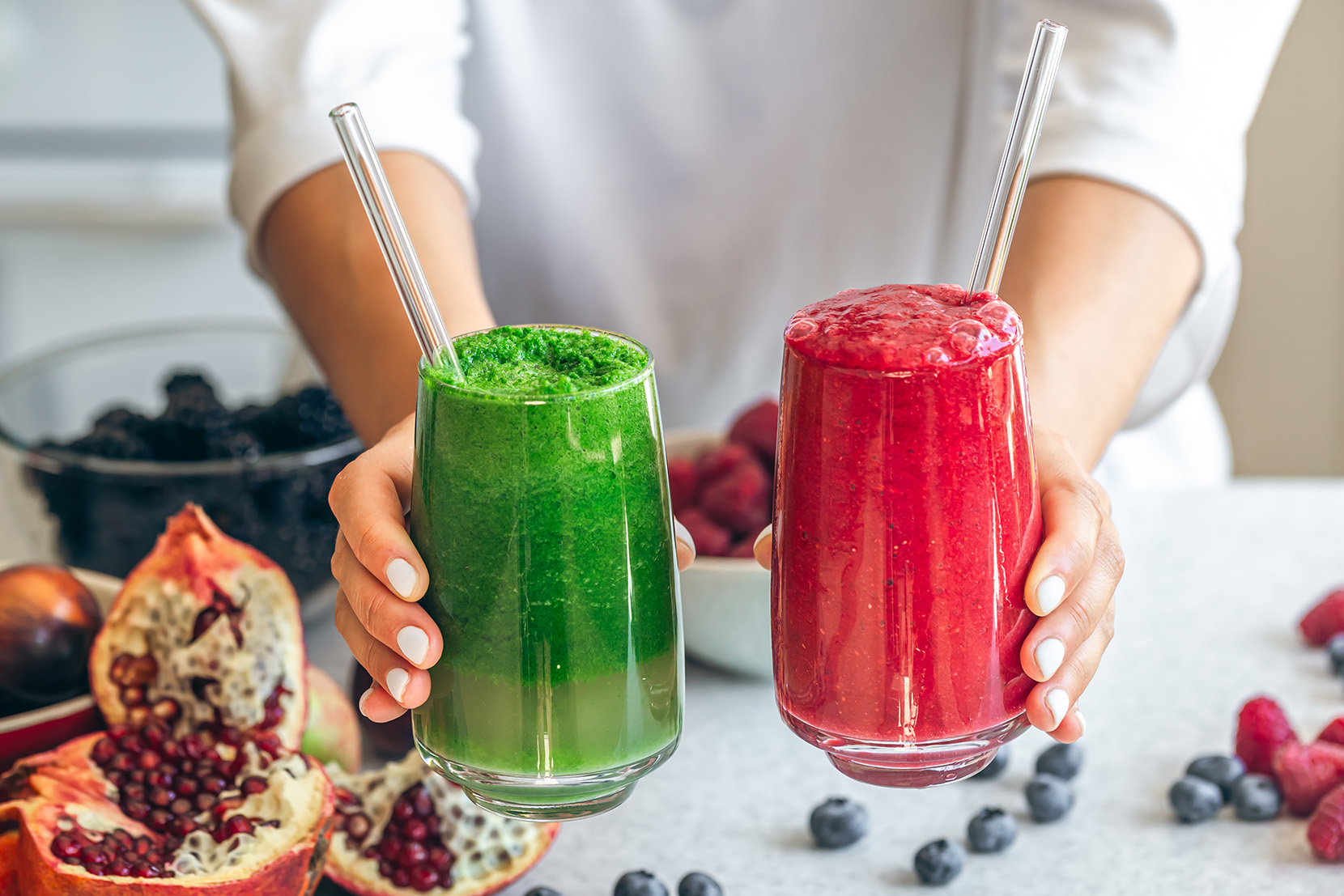 sklenice červená zelená smoothies ženské ruky